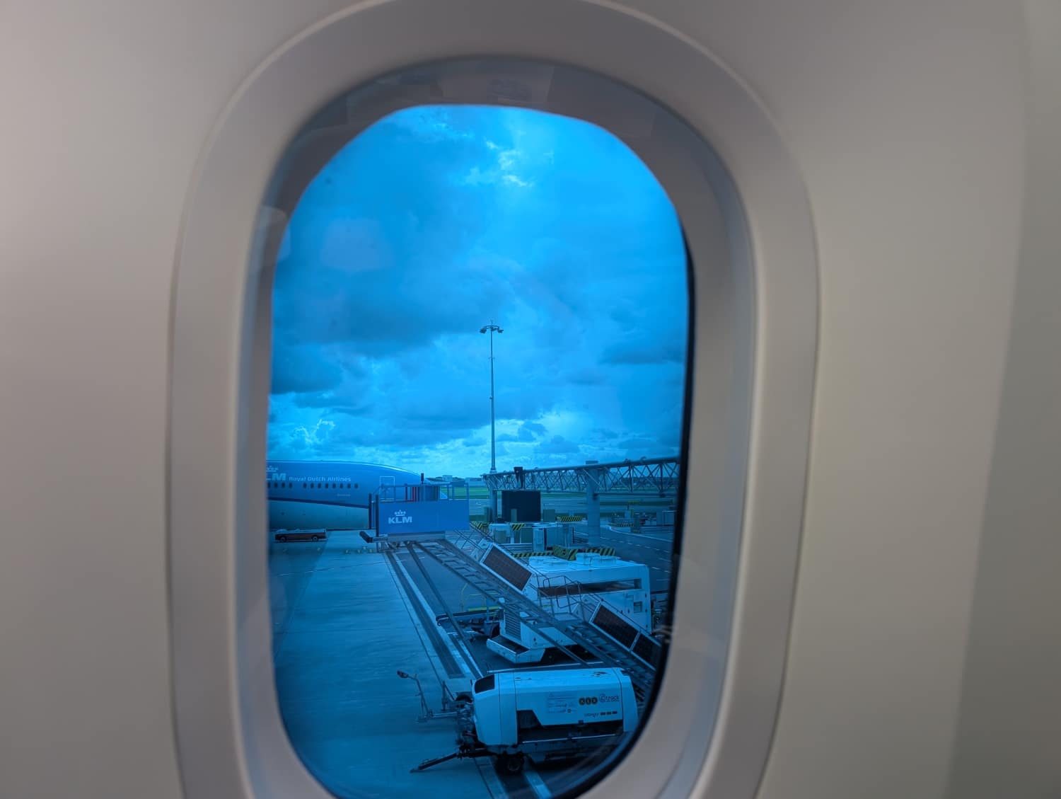 klm business class 787-10 tinted window