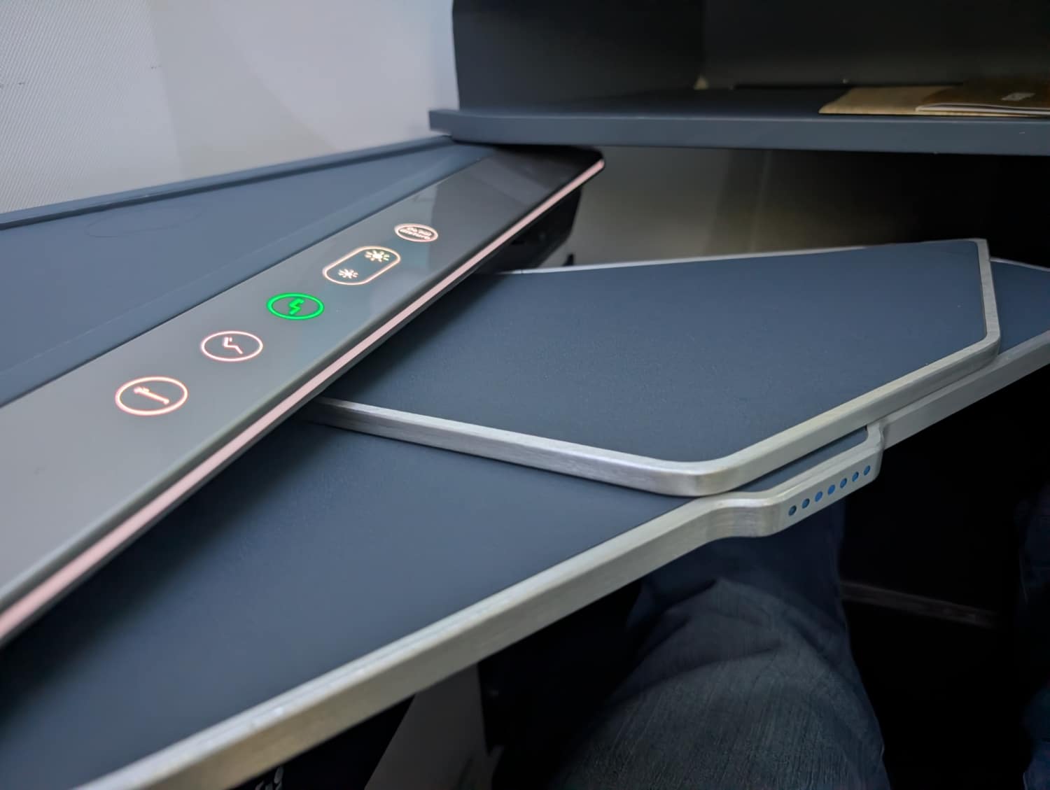 klm business class 787-10 tray table