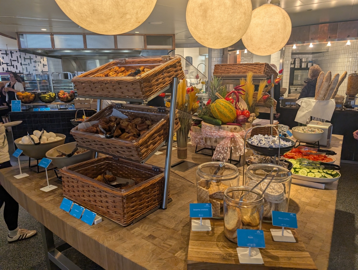 klm crown lounge amsterdam buffet