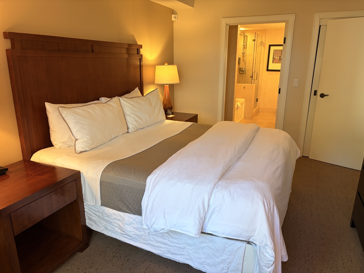 westin verasa napa premium 1 bedroom suite side-view bed