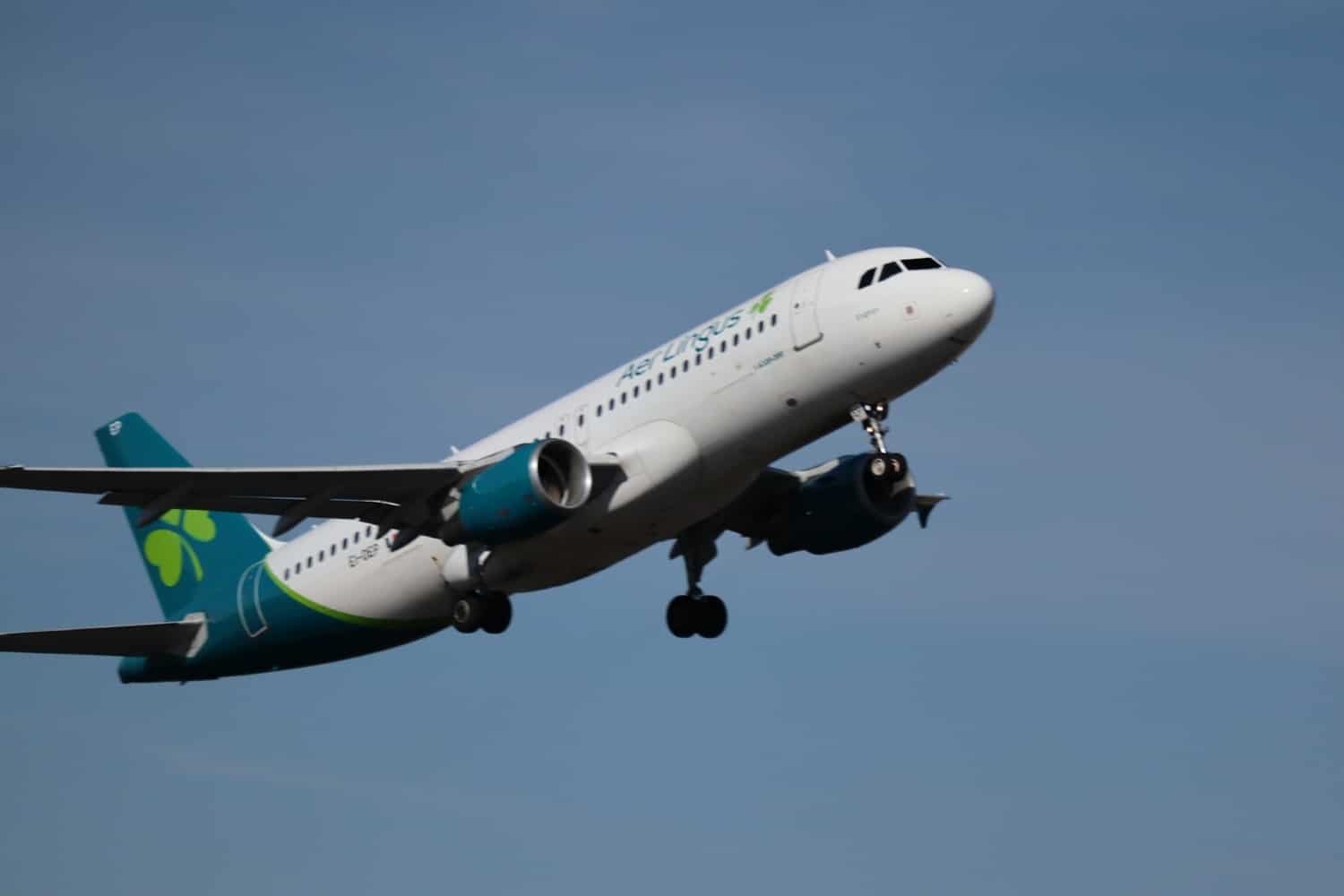 aer lingus airplane in flight