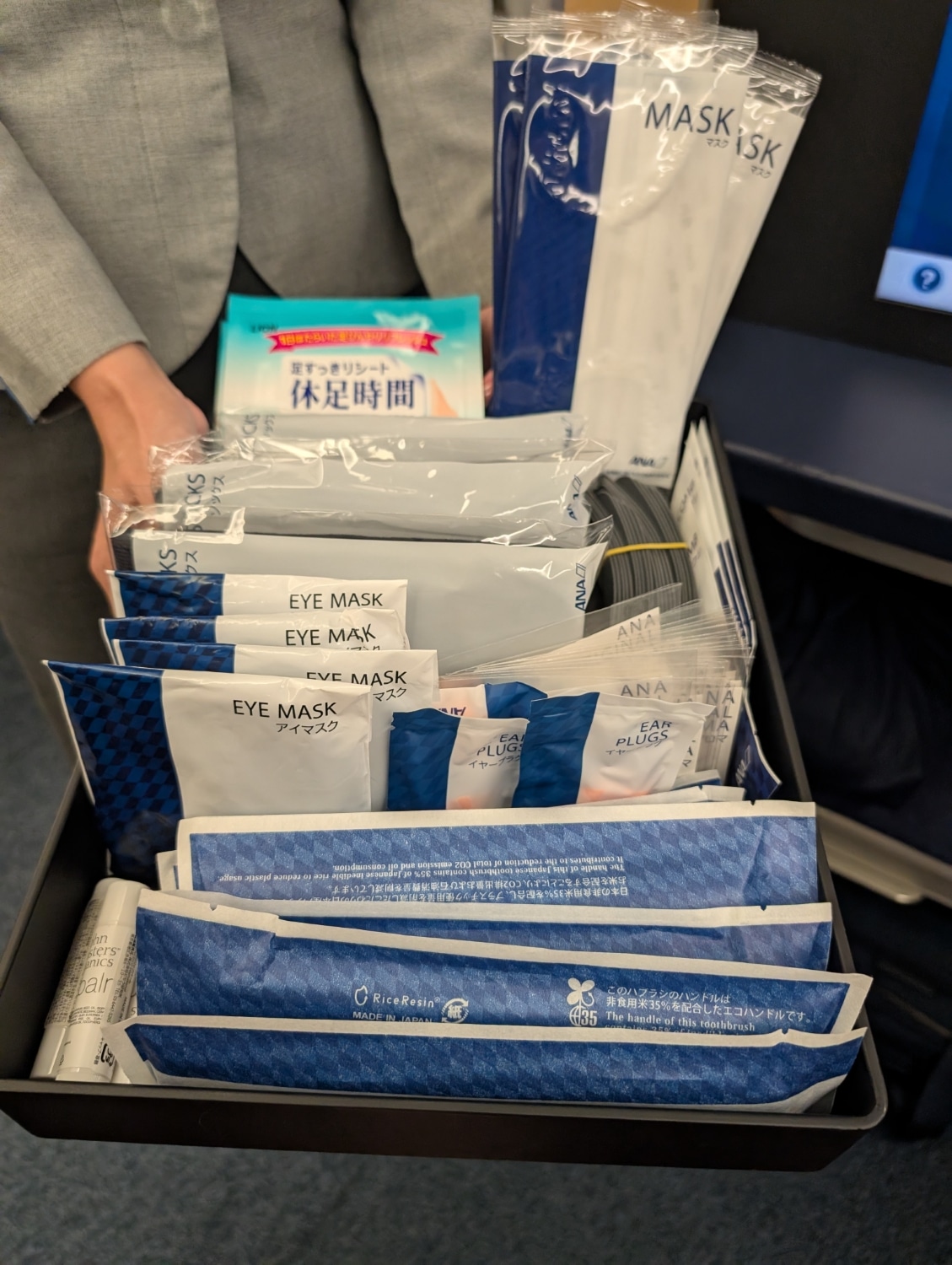 ana first class 777-300er additional basket of flight amenities