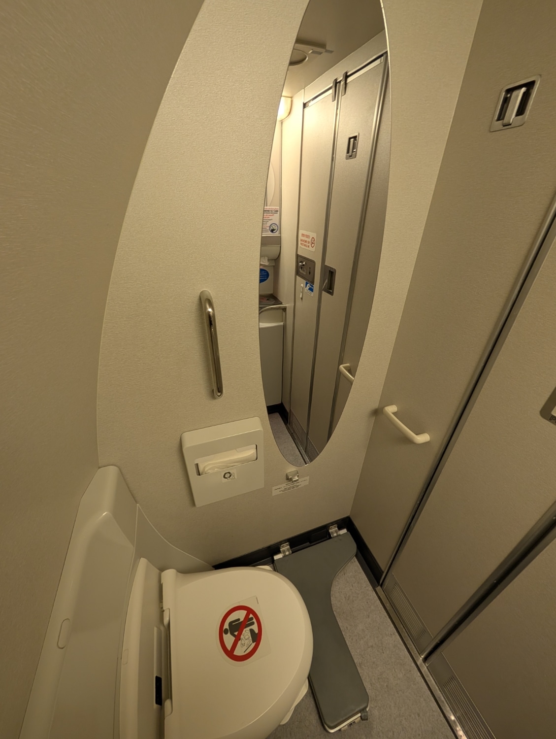 ana first class 777-300er bathroom