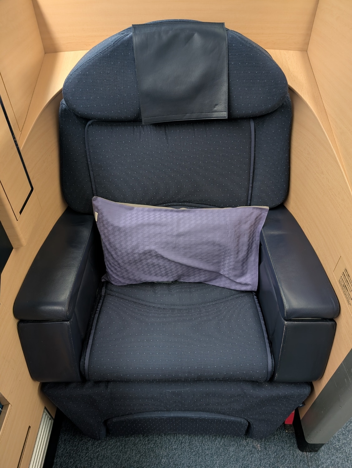ana first class 777-300er seat 1k front view vertical