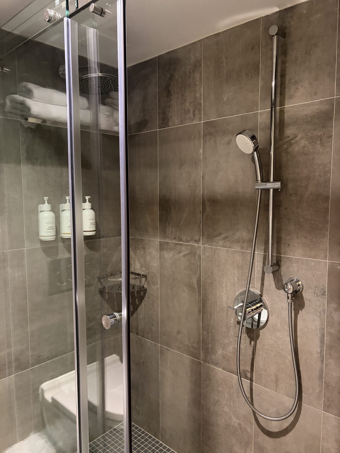 bathroom shower wingate by wyndham midtown