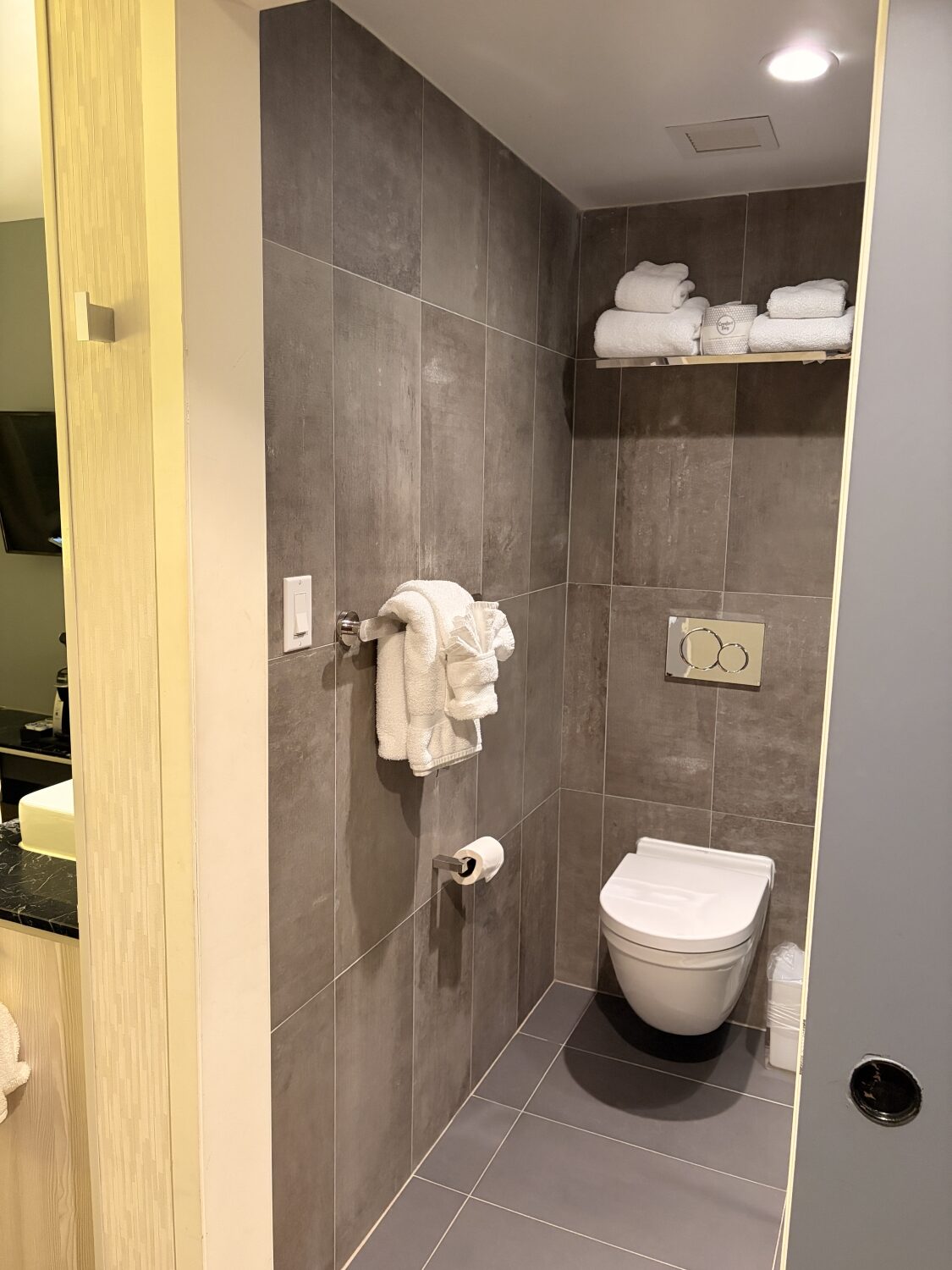 bathroom toilet wingate by wyndham midtown