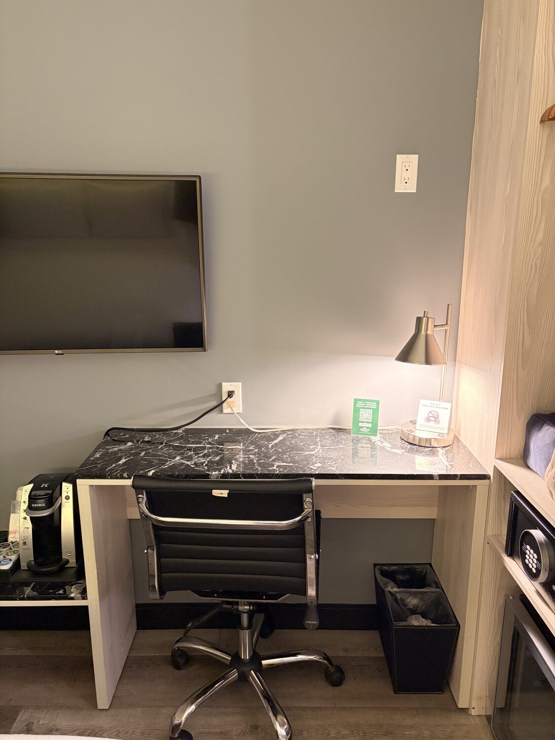 desk and television wingate by wyndham midtown