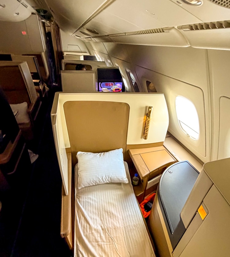 etihad airways business class a380 lie-flat bed vertical view