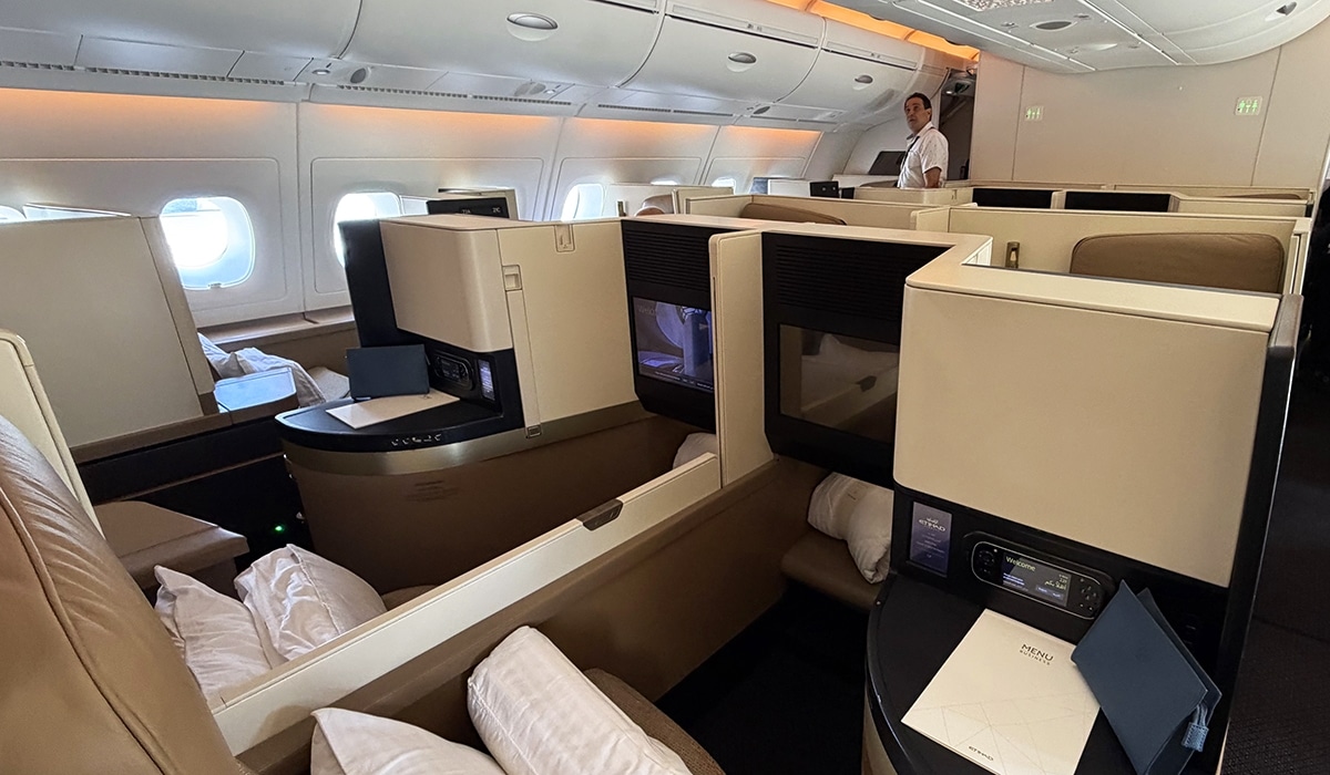 etihad airways business class a380 middle honeymoon seats