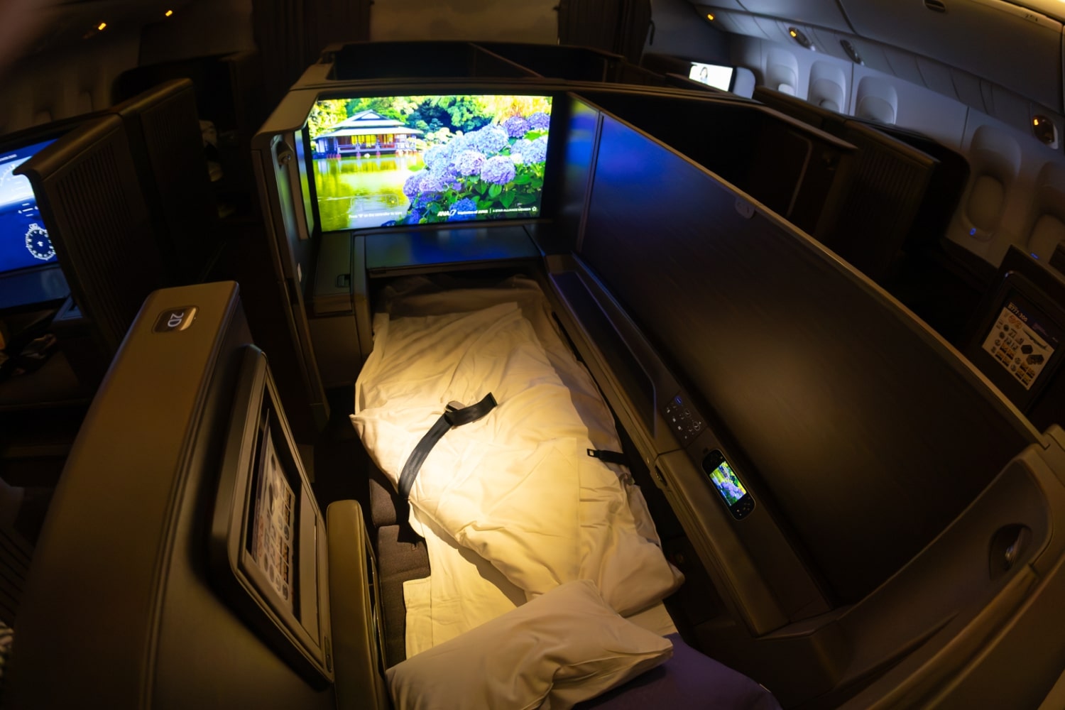 ana the suite first class bed made