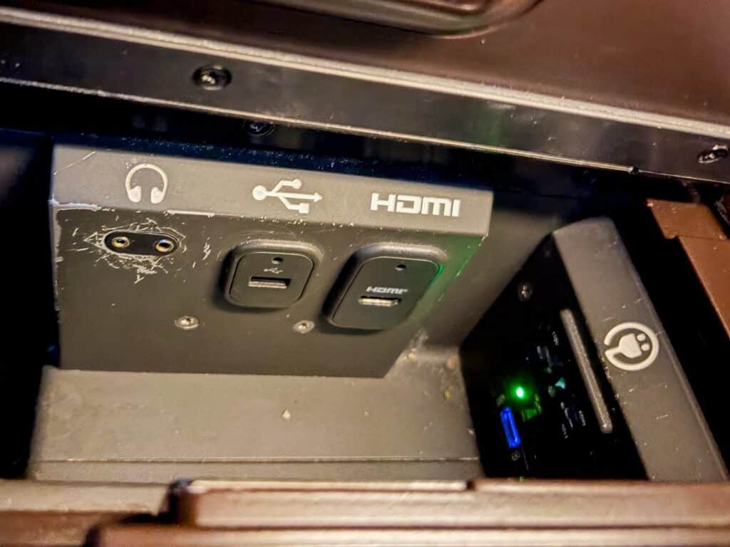 ana the suite first class connectivity ports