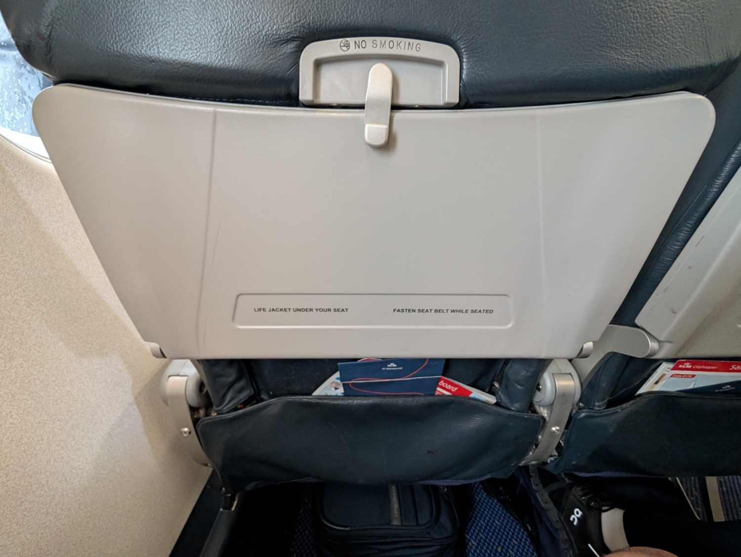klm cityhopper business class embraer 175 tray table with literature pocket