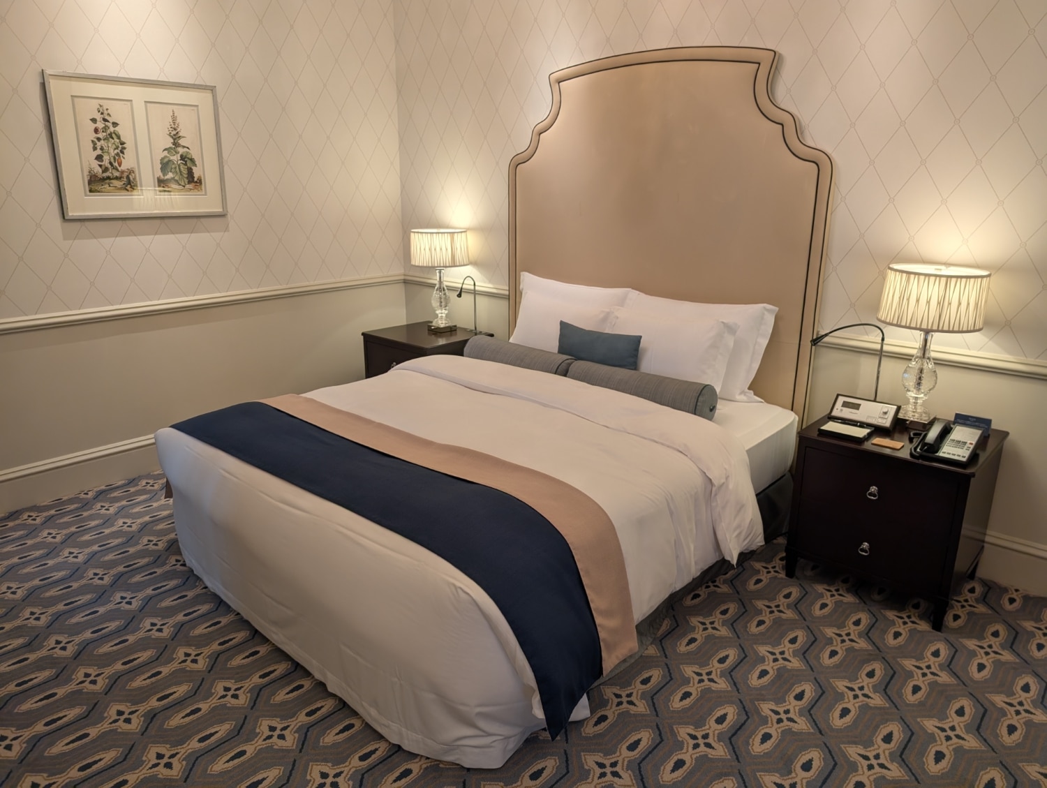 tokyo station hotel dome side king room bed with nightstands