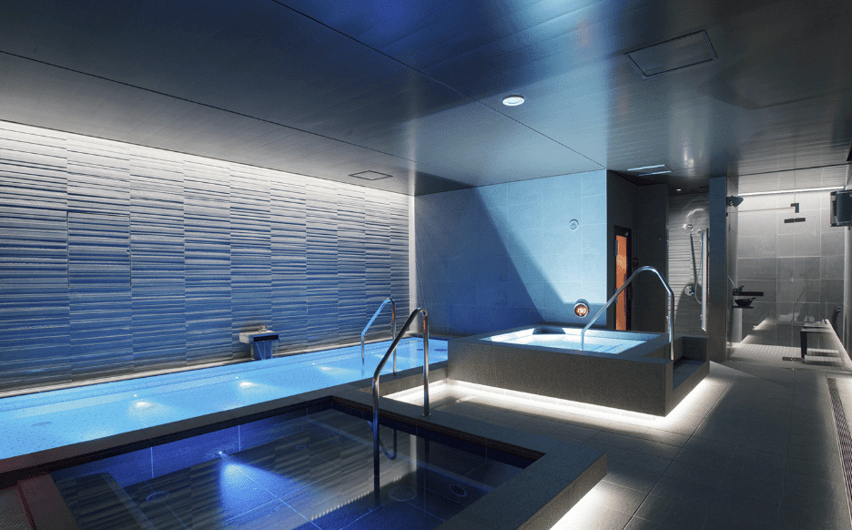 tokyo station hotel pool area