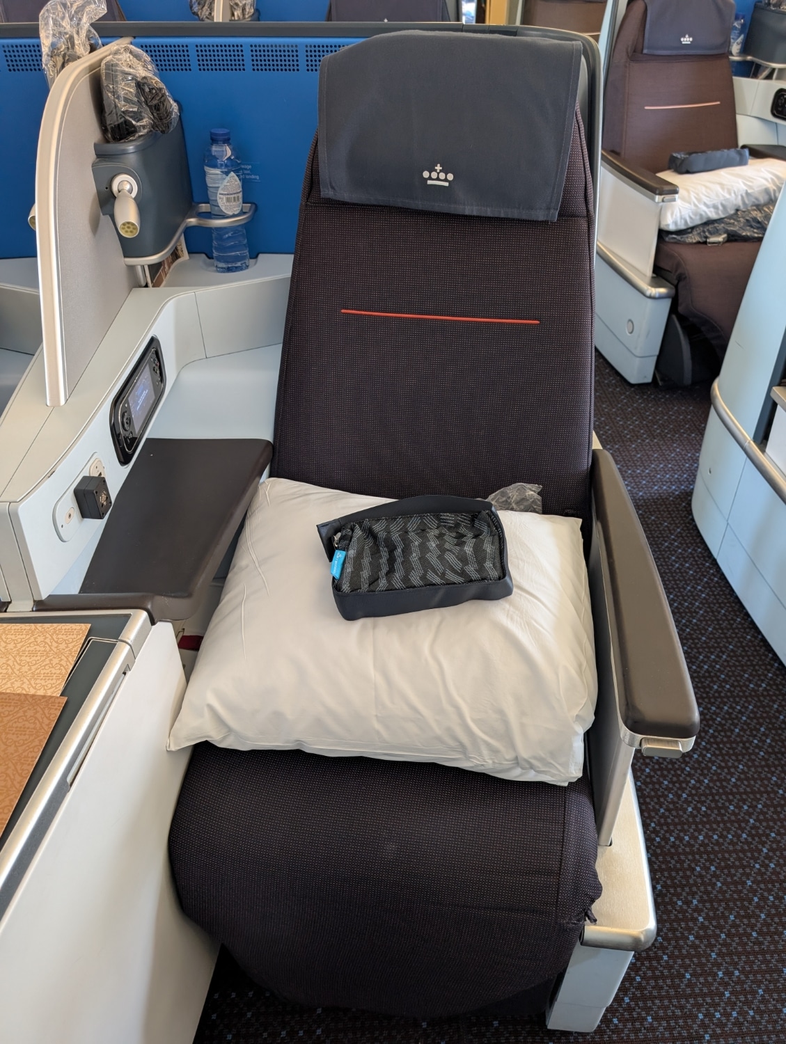 klm business class middle seat front view