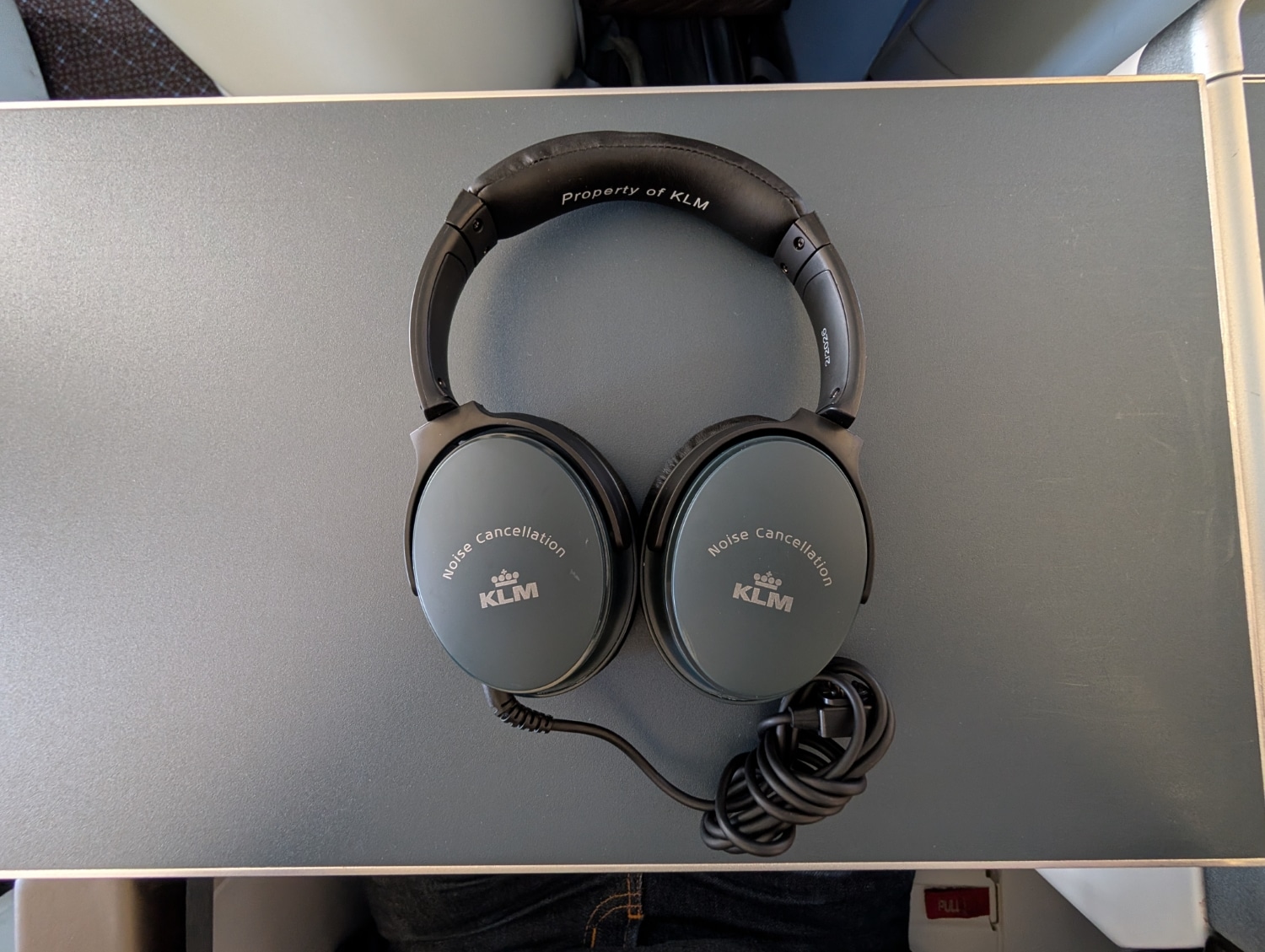 klm business class noise cancellation headphones
